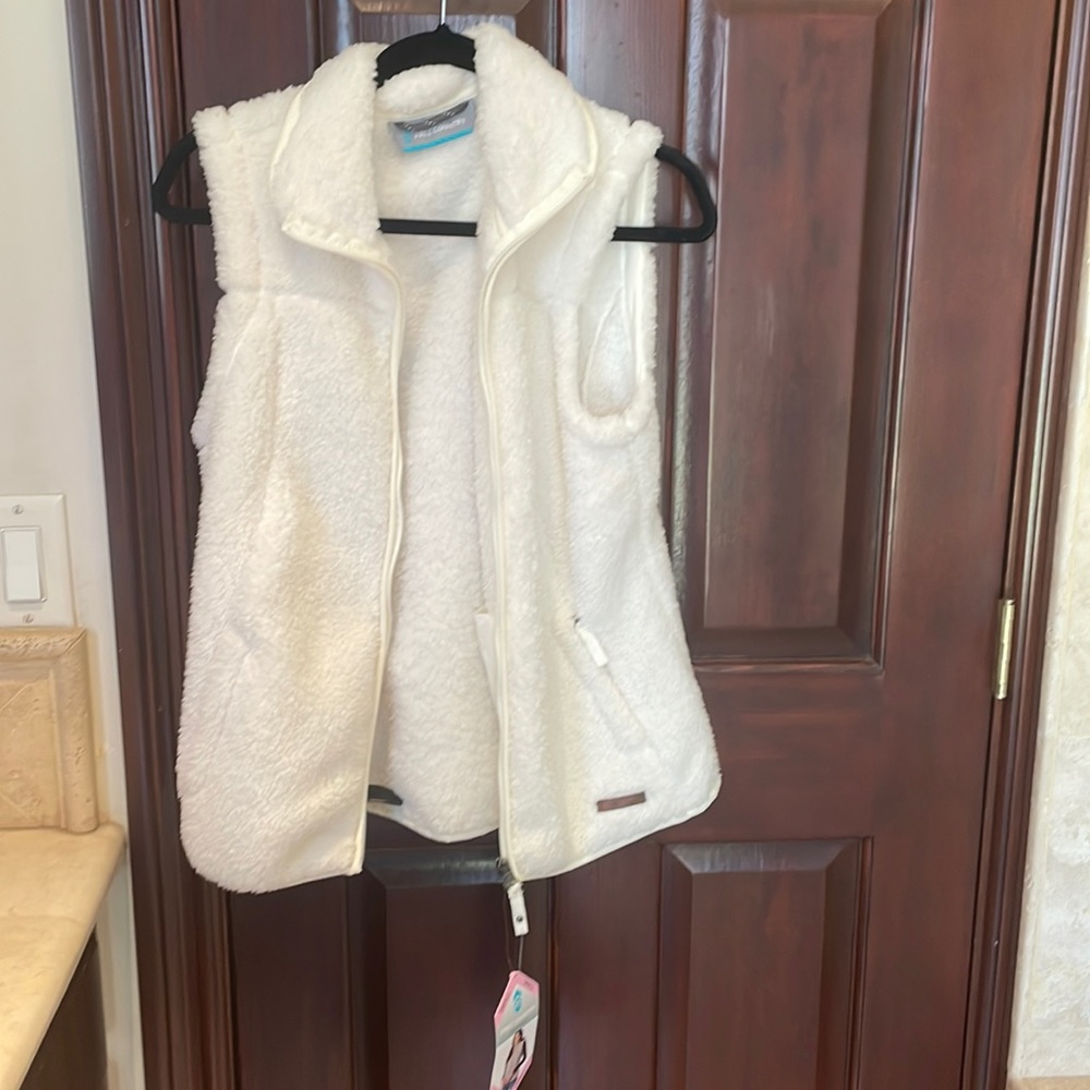Free county, white fuzzy vest